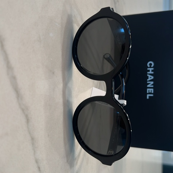 CHANEL POLARIZED SUNGLASSES - Picture 2 of 8